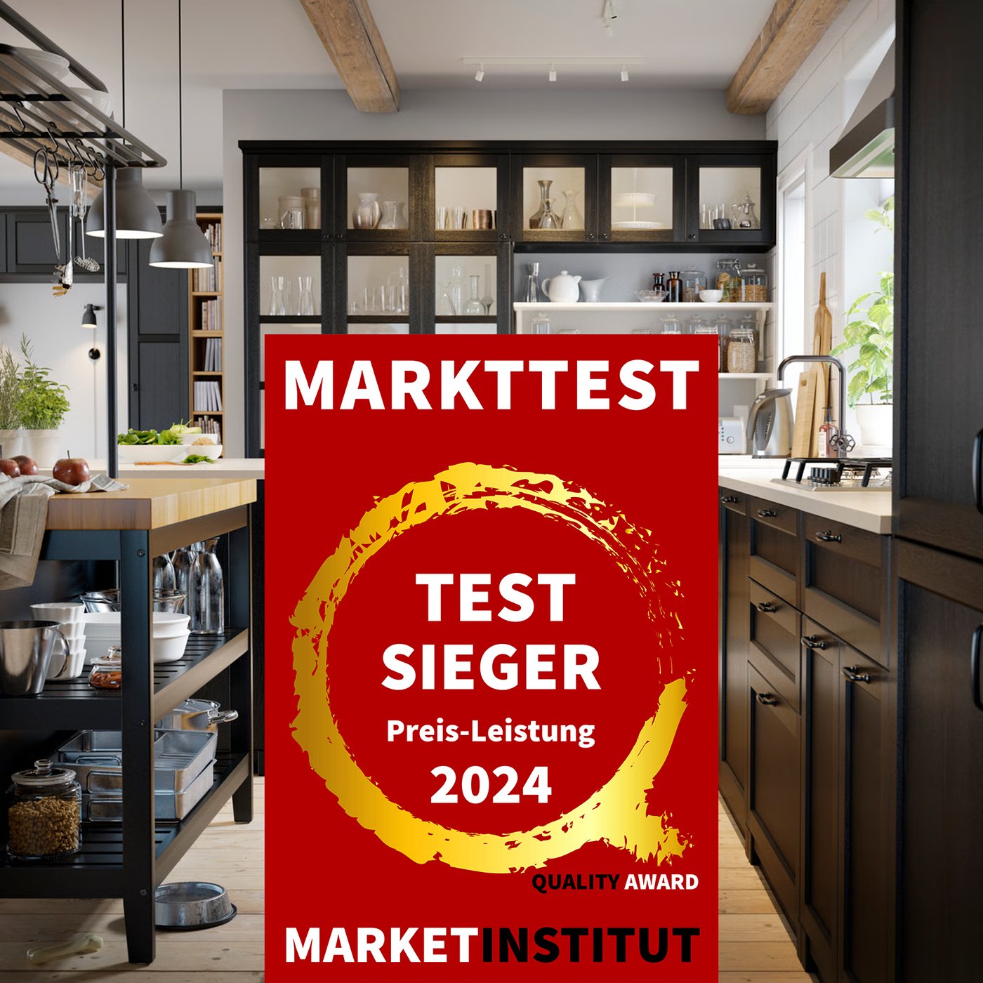 Schwarze Holzküche im Landhausstil mit LERHYTTAN Küchenfronten und VADHOLMA Kücheninsel. Im  Bild sieht man das Markttest Testsieger Logo für das Jahr 2024.