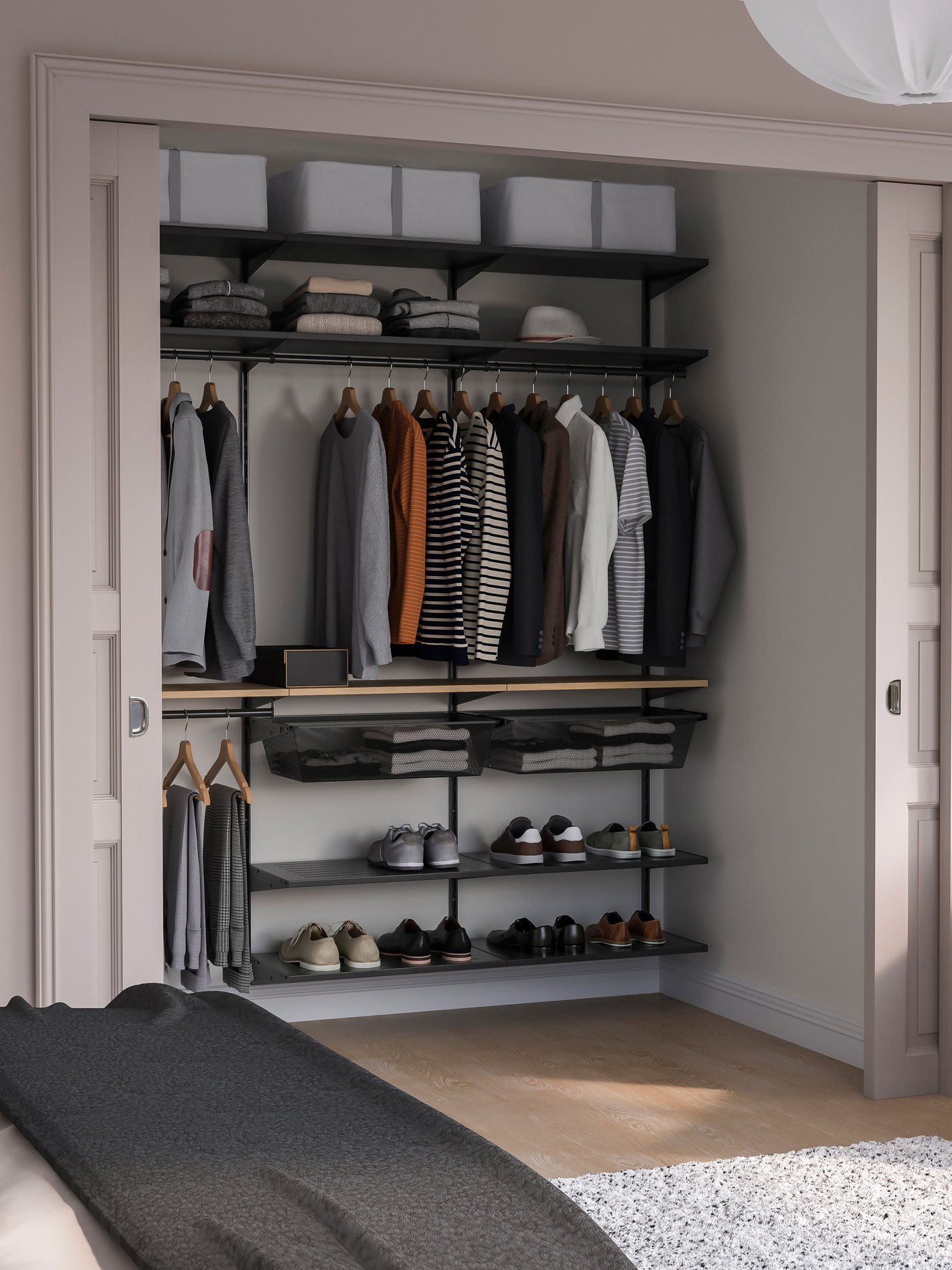 Una combinazione di mobili a giorni della serie BOAXEL utilizzata come cabina armadio