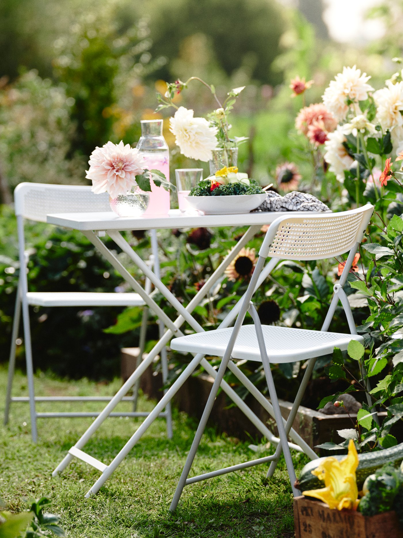 A foldable white/grey TORPARÖ chair, in/outdoor