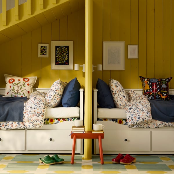 A light blue-grey VALLKRASSING throw in the living room
