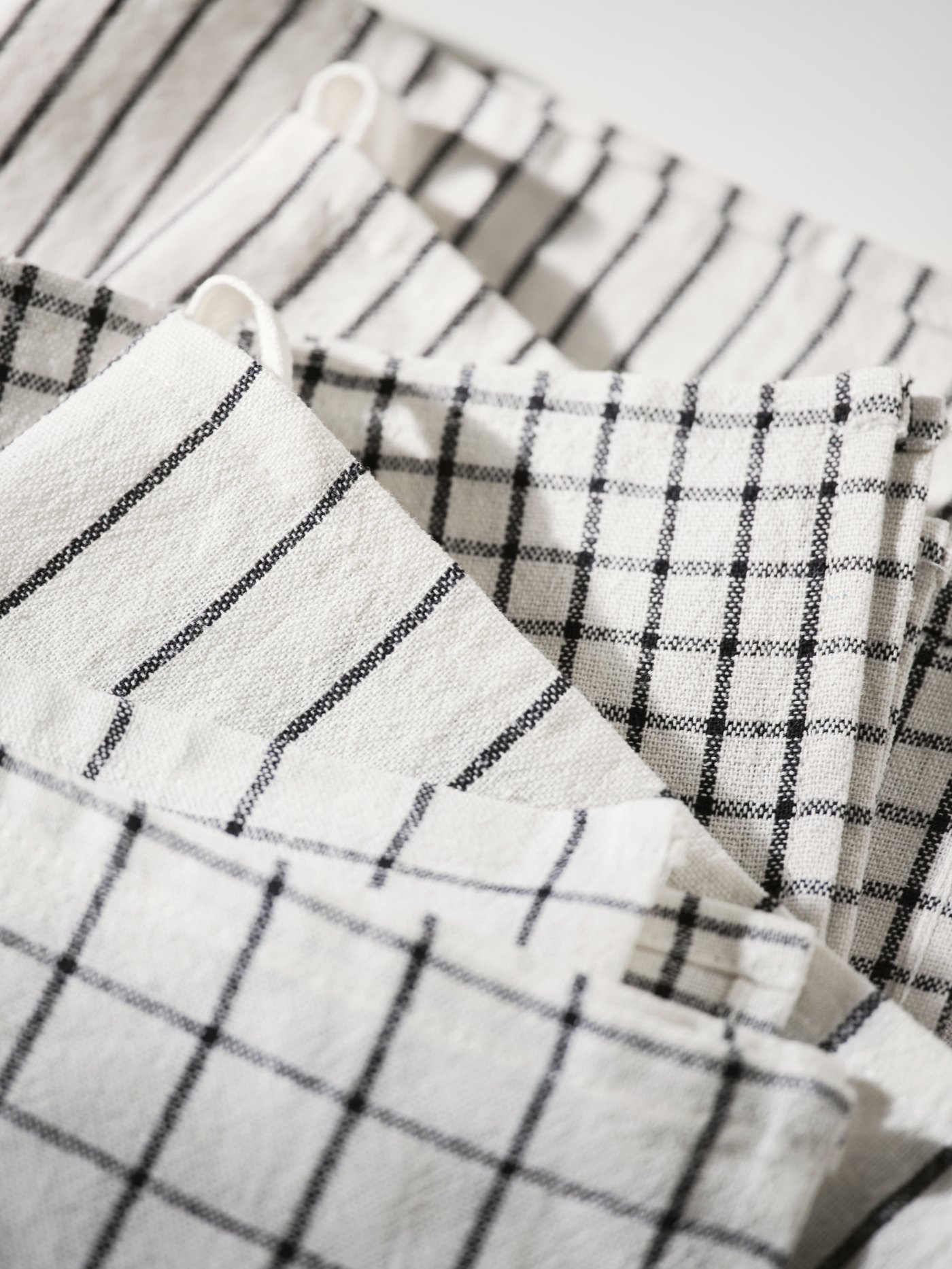 A white/dark grey/patterned RINNIG tea towel in the kitchen