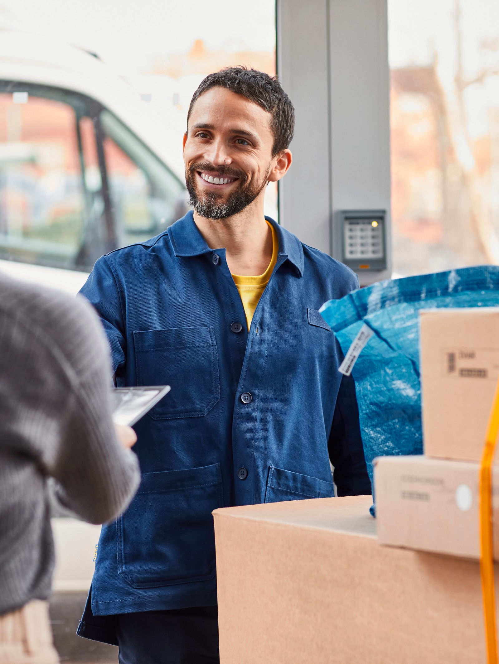 Le livreur d’une commande par transporteur remet une livraison IKEA