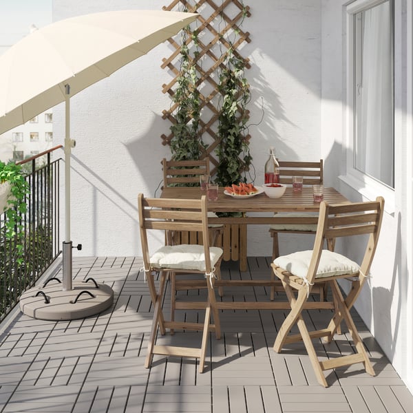 A light brown stained/Kuddarna beige ASKHOLMEN table+4 folding chairs, outdoor