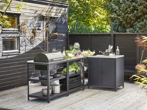 Stort utekjøkken GRILLSKÄR på skrå på treterrasse.
