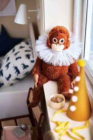 Une peluche orang-outan DJUNGELSKOG dans la chambre des enfants.