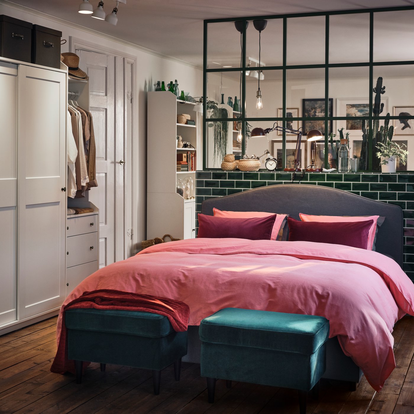 Nyitott térben egy HAUGA ágy látható rózsaszín ágyneművel beágyazva, a lábánál két zöld lábtartóval.