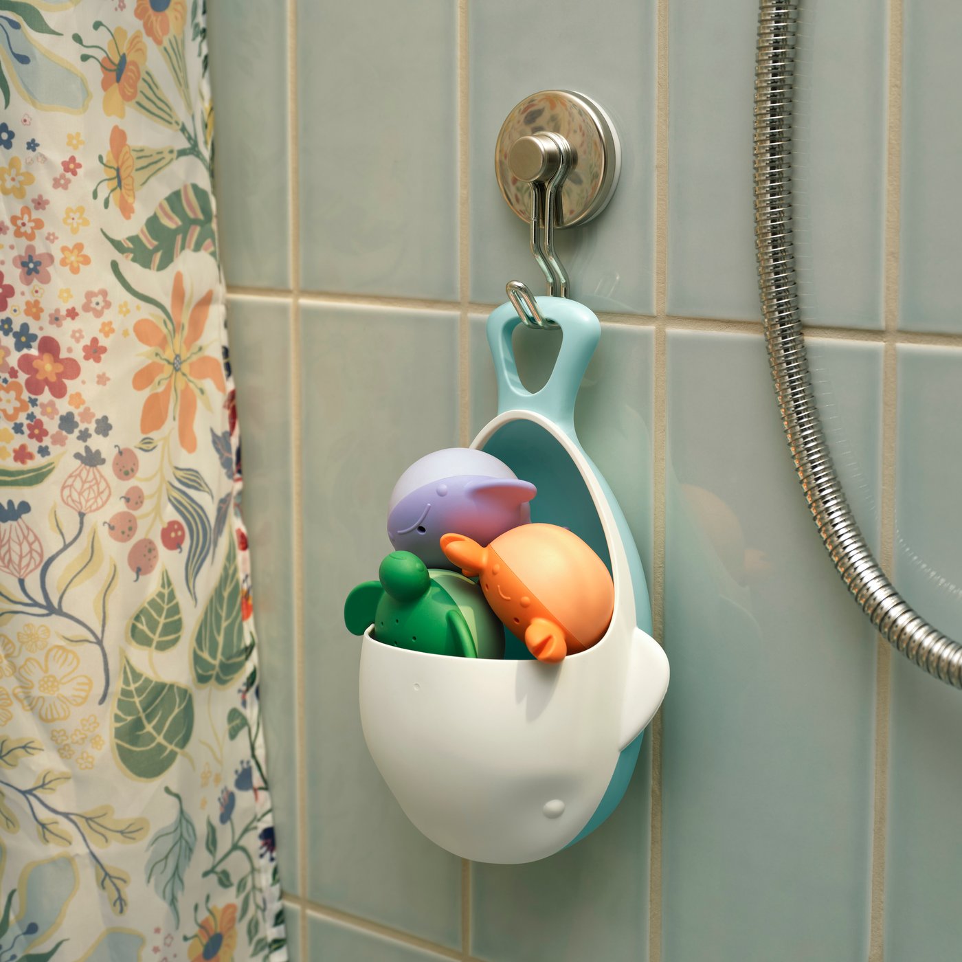 Ett ÄNGSHUMLA badleksaksset hänger på en KROKFJORDEN krok med sugpropp.