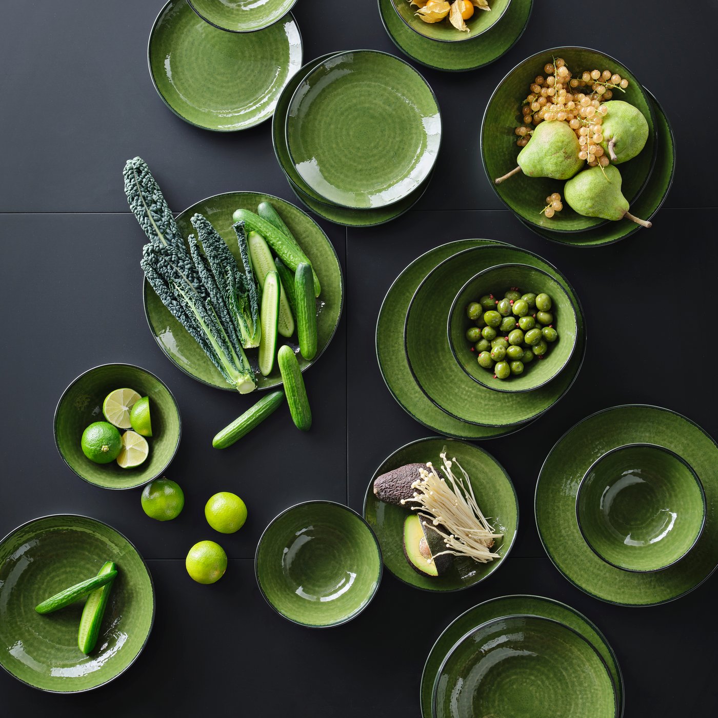 A green PELARKAKTUS plate in the dining room
