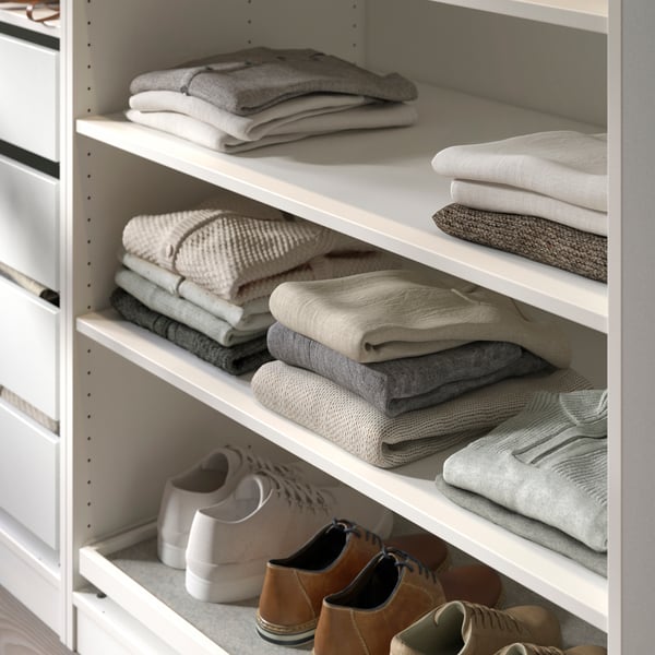 Une étagère KOMPLEMENT blanche