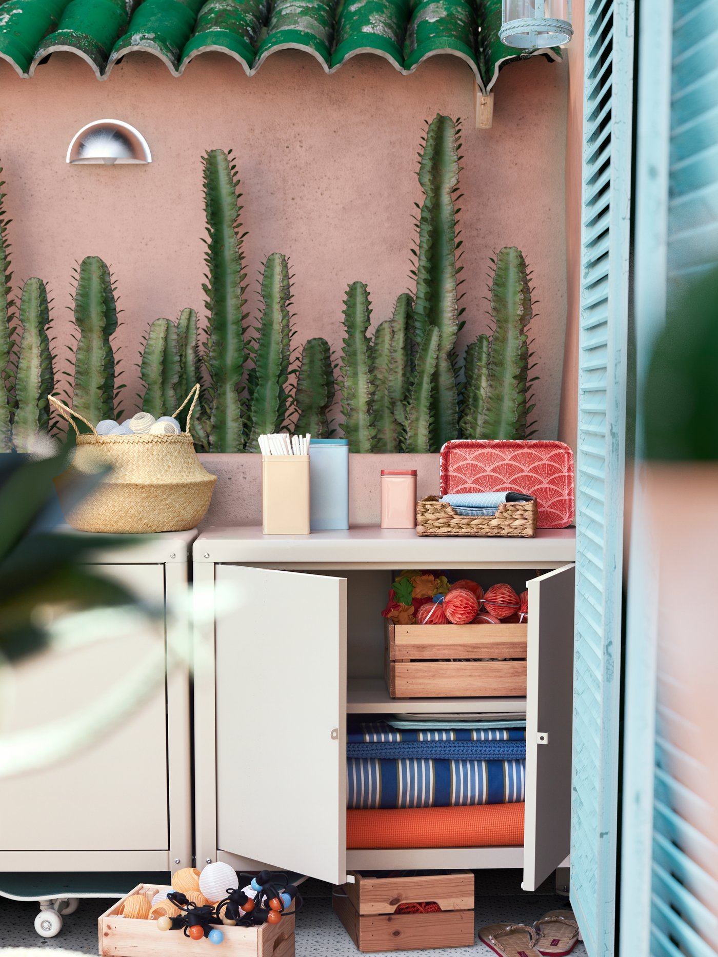 A pine KNAGGLIG box outside