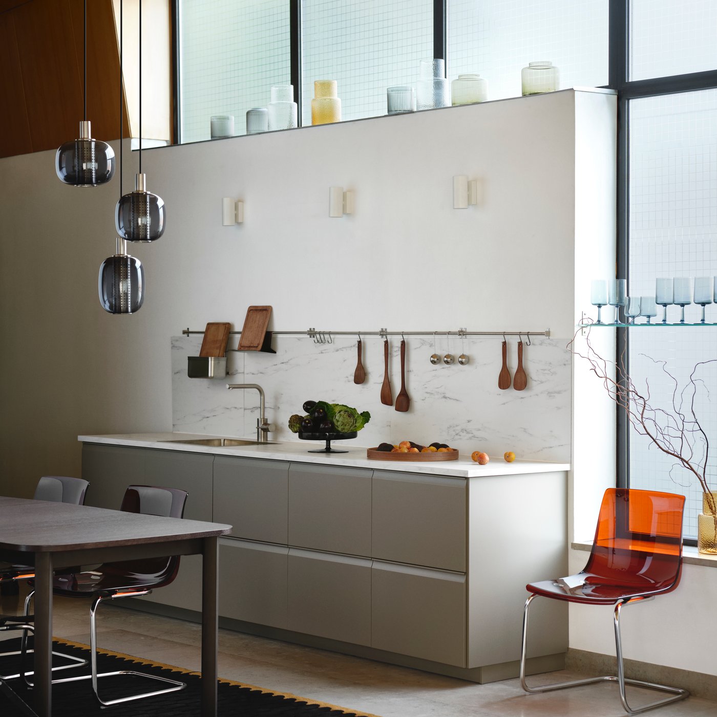 Et kjøkken med veggplate. 