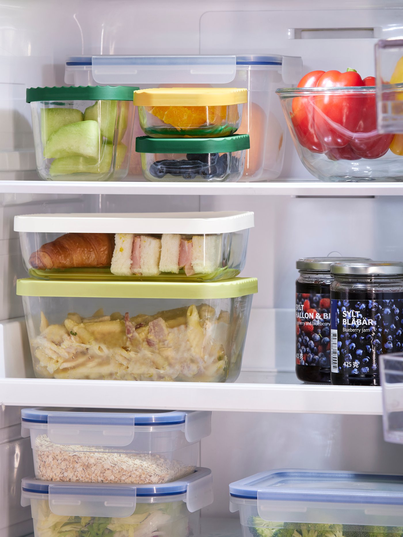 Un recipiente para alimentos HAVSTOBIS transparente/multicolor con tapa.