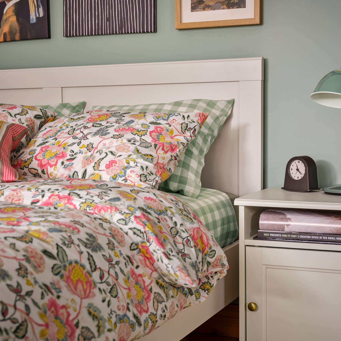 An off-white/Luröy FÅGELFJÄLLET bed frame in the bedroom