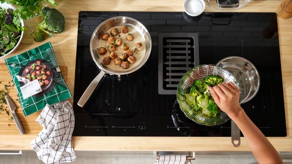 FÖRDELAKTIG Induktionshäll/integrerad köksfläkt, IKEA 500 svart, 60 cm