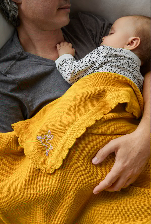A dark yellow SOLGUL blanket in the childrens room