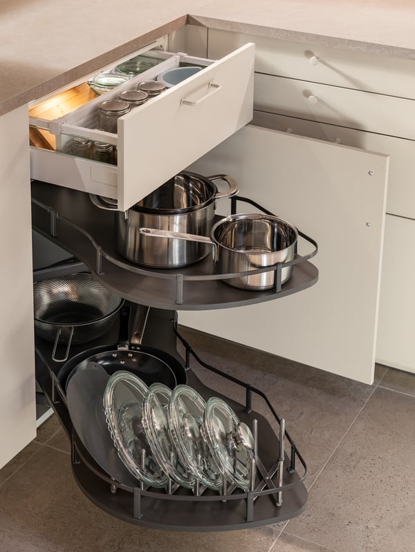 Szara wysuwana półka UTRUSTA  z naczyniami.