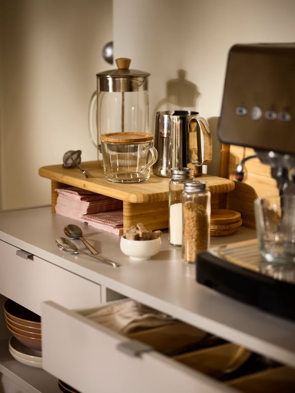CITRONHAJ salt and pepper shakers, a STOLTHET chopping board and other dining accessories on a light-grey SPIKSMED sideboard.