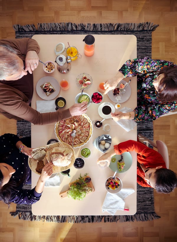 An off-white VARDAGEN pie dish in the dining room