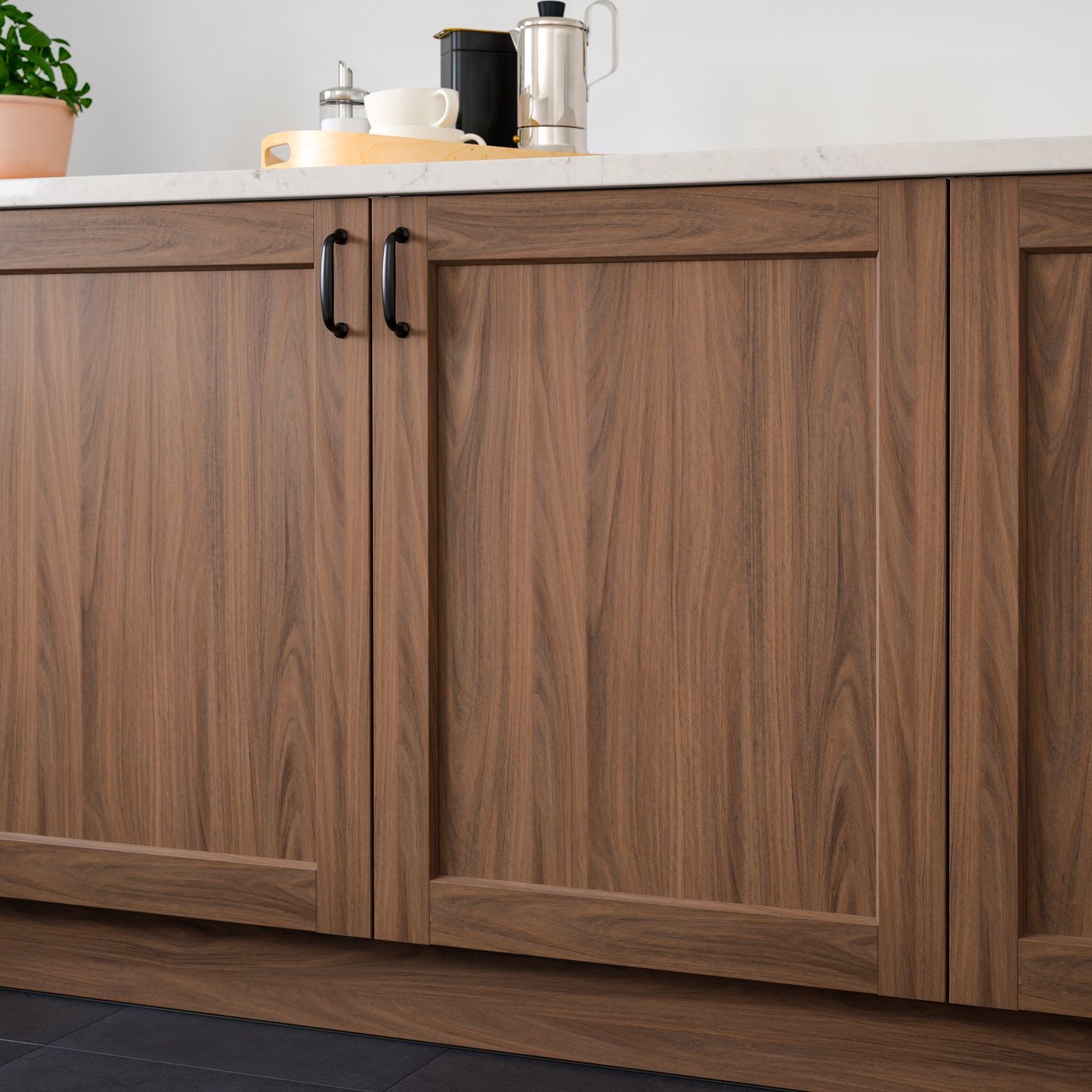 Hnědá dvířka se vzorem ořechu ENKÖPING