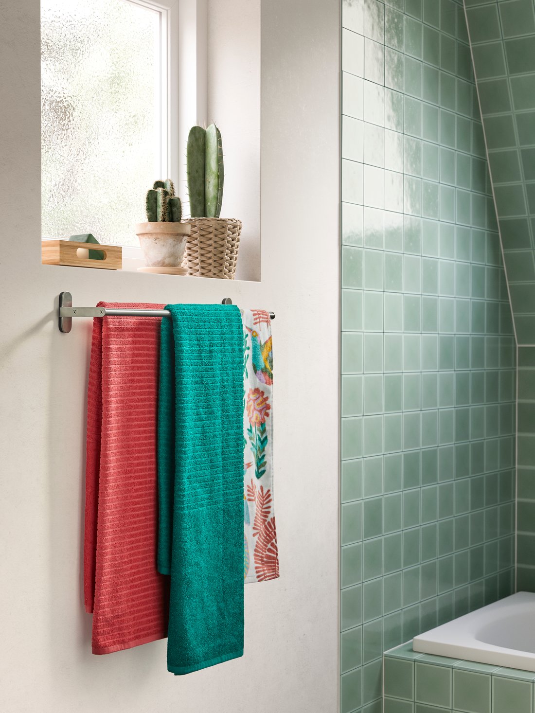 Un baño luminoso y alegre con espacio de almacenaje - IKEA