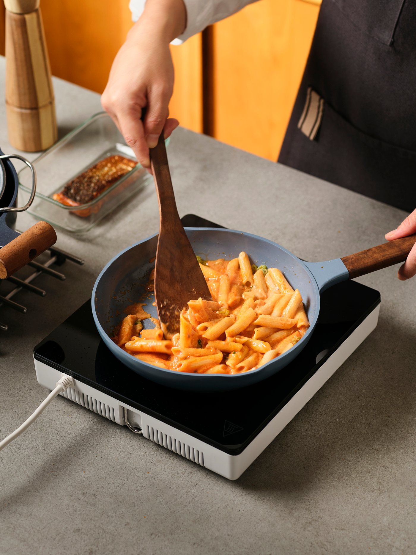 삶아둔 펜네를 중불에 끓이는 컷