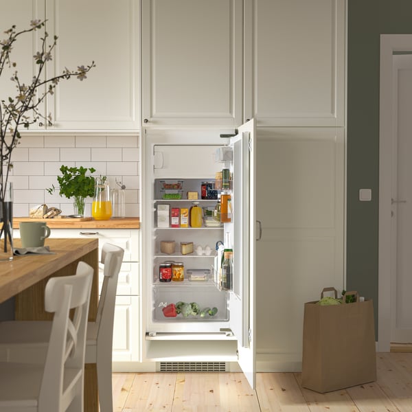 Ein IKEA 500 Einbau-Kühlschrank aus unserer HÅLLNÄS Serie mit integriertem Gefrierfach.