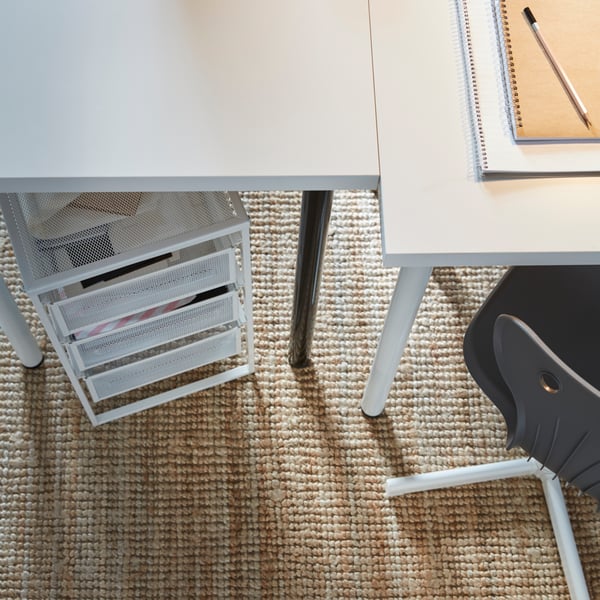 Ein individuell gestalteter IKEA LINNMON Schreibtisch mit schwarzen und weißen ADILS Tischbeinen, einem Schubladenelement und einem grauen MOLTE Schreibtischstuhl