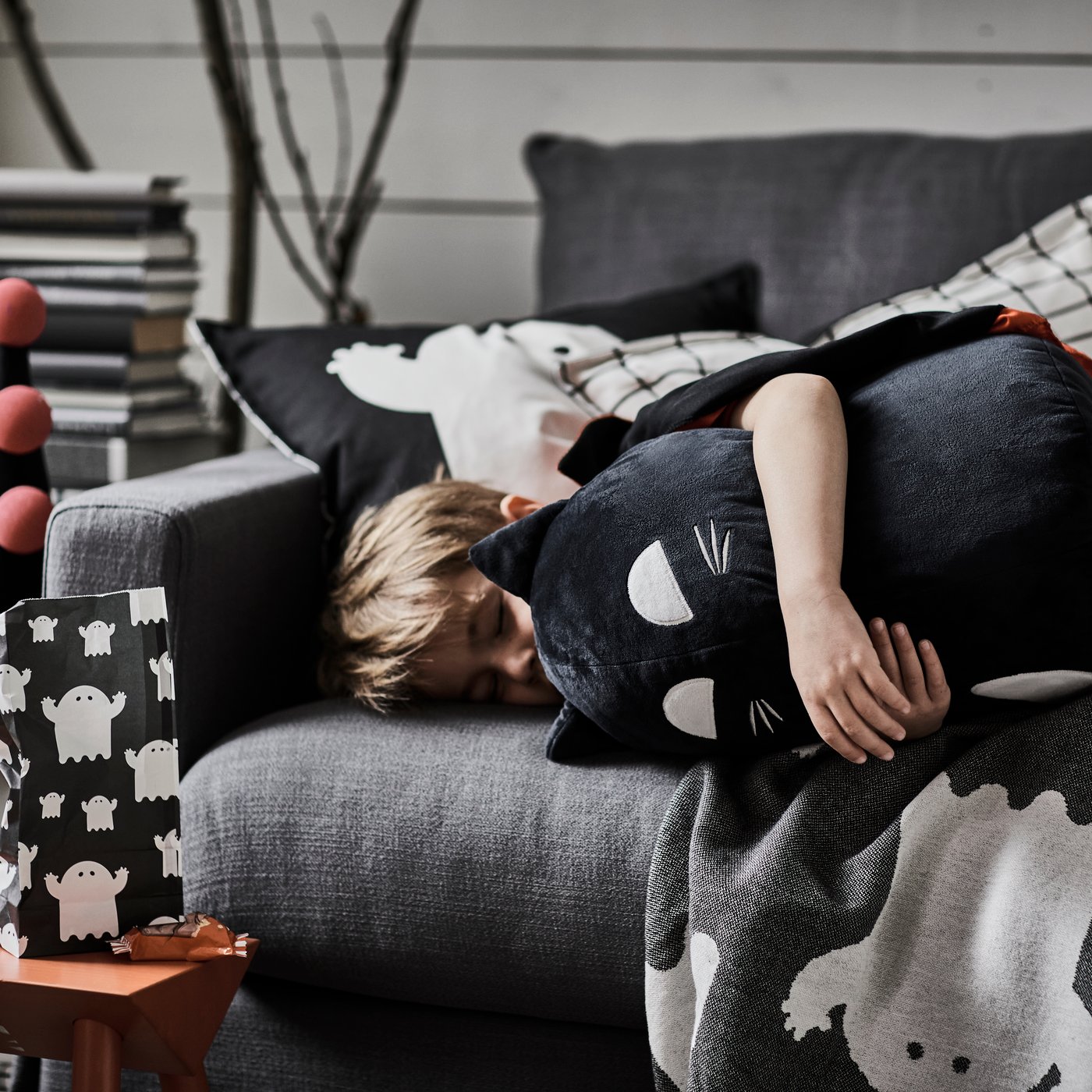 A ghost pattern white/black KUSTFYR throw