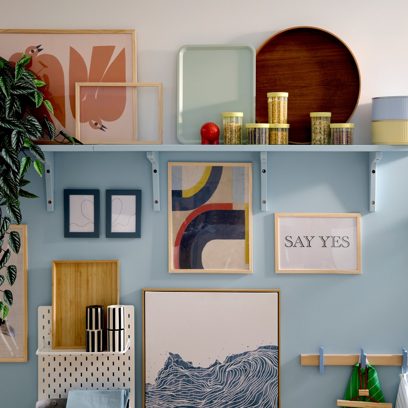 SPJUTLILJA jars with lid and a pale green TILLGÅNG tray stand on a pine FRÖSÖSTARR wall shelf which has been painted blue.