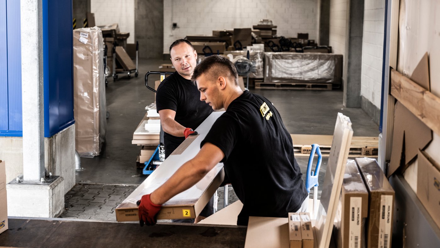 Плоские упаковки с мебелью IKEA перемещают на производстве поставщика.					