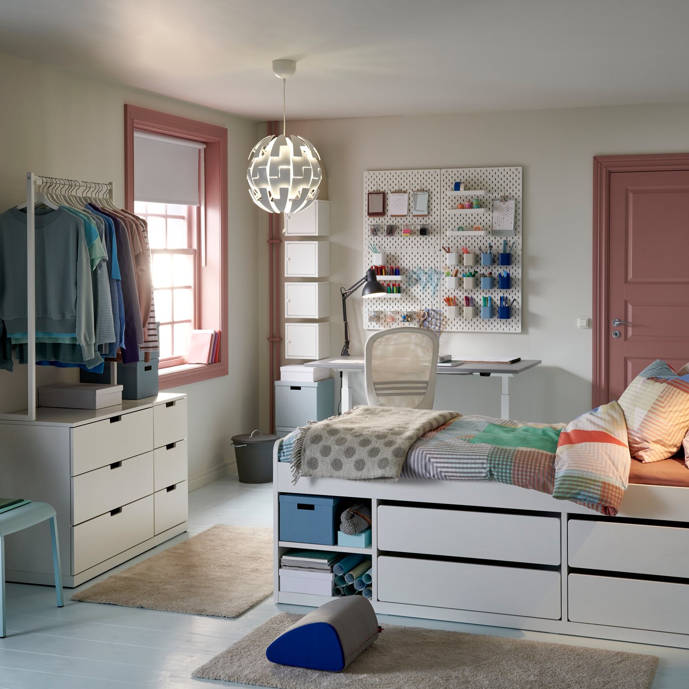 A beige RÅVAROR throw in the bedroom