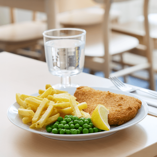 En tallrik med kycklingschnitzel.