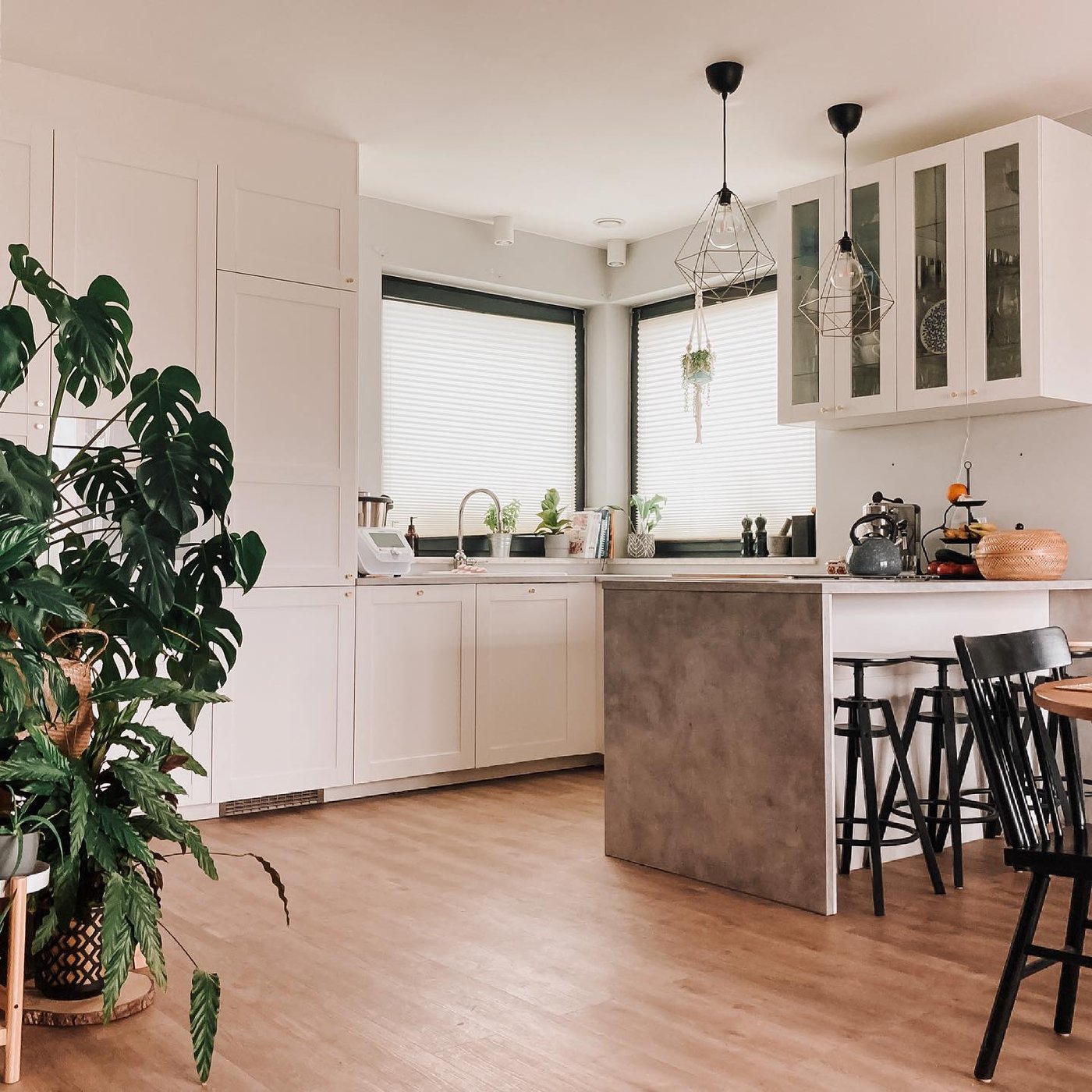 Una puerta blanca SÄVEDAL en la cocina