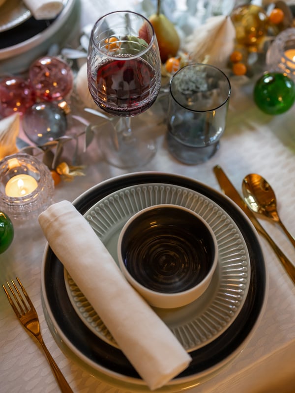 A white KRUSTISTEL napkin and OMBONAD plate