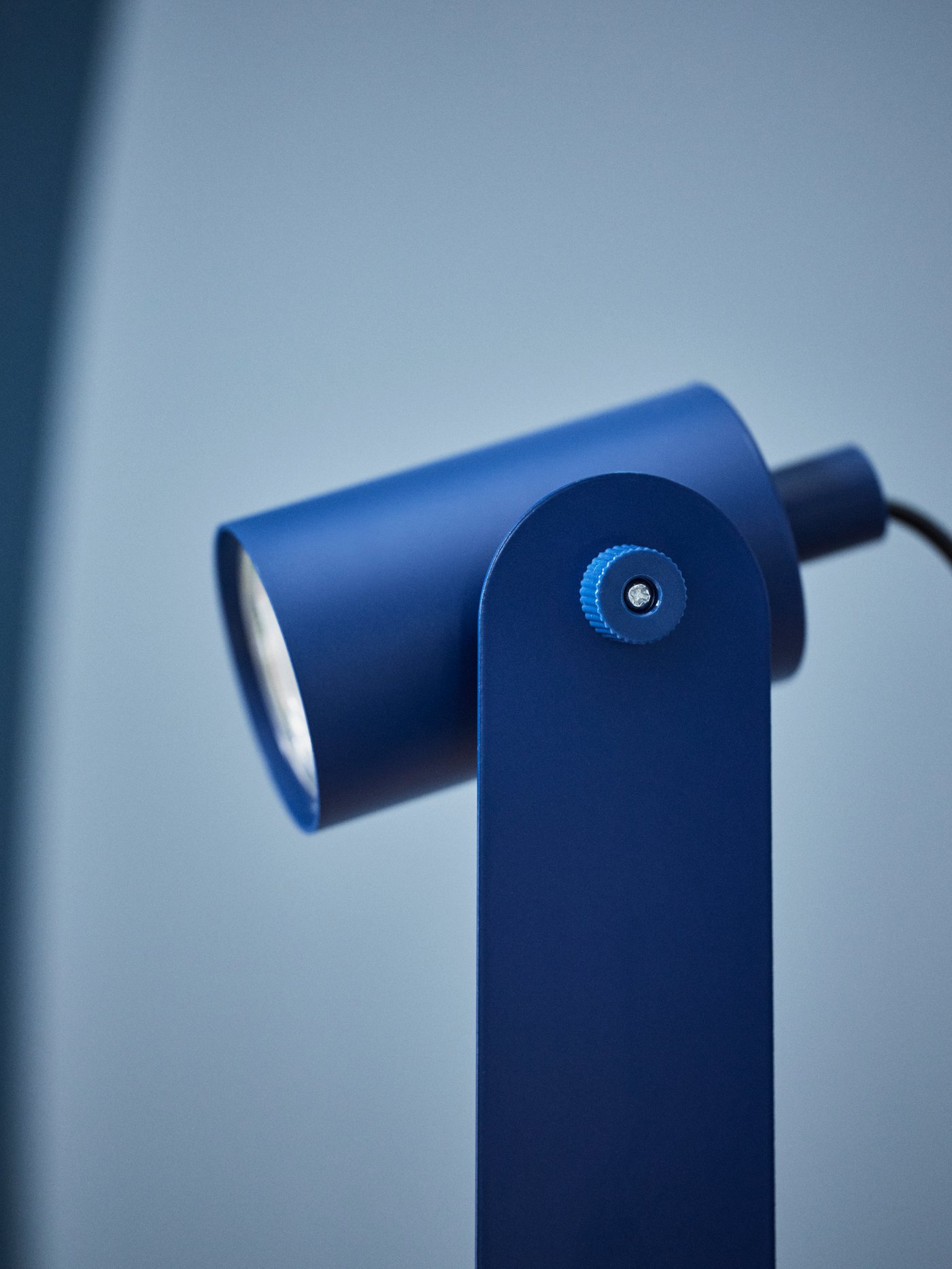 A dark blue FLOTTILJ desk lamp