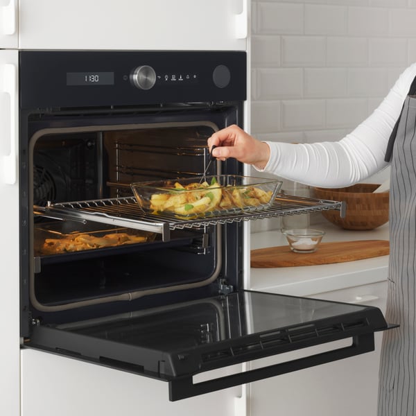 Ein schwarzer IKEA 700  FINSMAKARE Heißluftofen mit  Dampfgarfunktion.