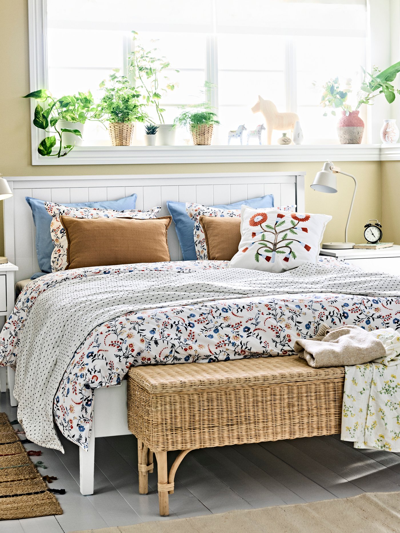 Una struttura letto GULLABERG bianco/Lönset con 4 contenitori nella camera da letto.