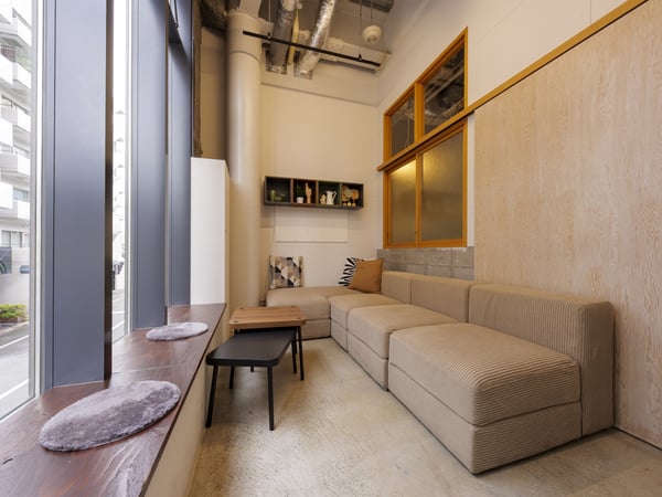 人気の高いミーティングルーム。ソファ席でリラックスできる空間に。