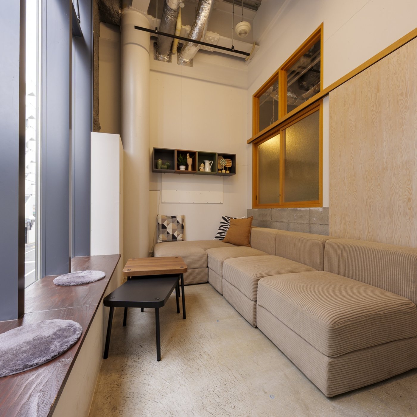 人気の高いミーティングルーム。ソファ席でリラックスできる空間に。