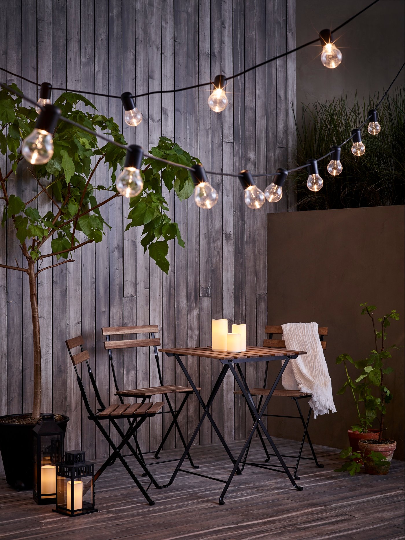 TÄRNÖ utemöbler på stenlagd uteplats. 