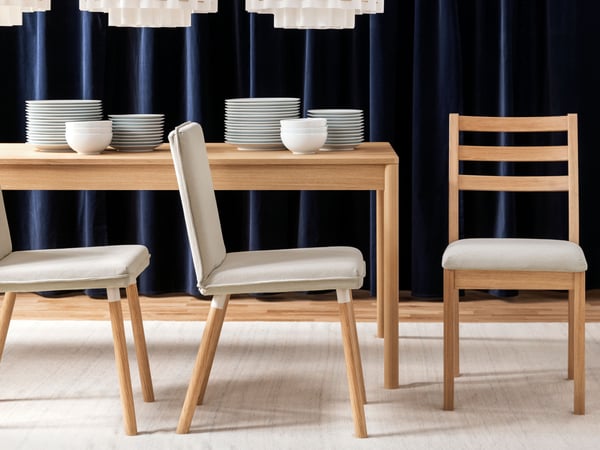 Un tapis TIDTABELL beige, tissé à plat dans la salle à manger