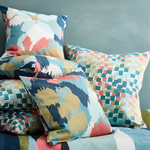 A multicolour SVALSTJÄRTAR duvet cover and pillowcase in the bedroom