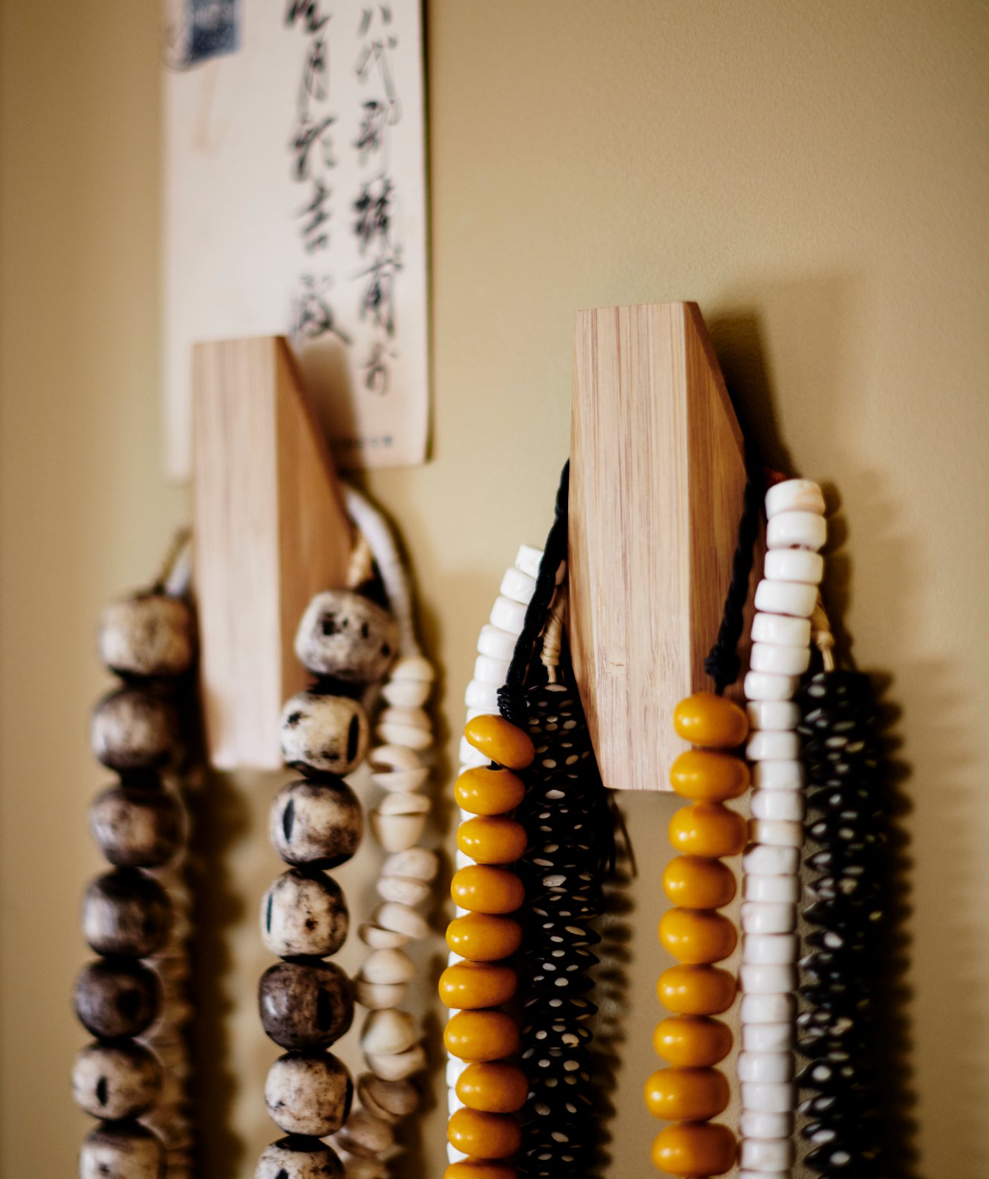 Verschiedene Halsketten in ausdrucksstarken Mustern, u. a. mit SKUGGIS Haken aus Bambus