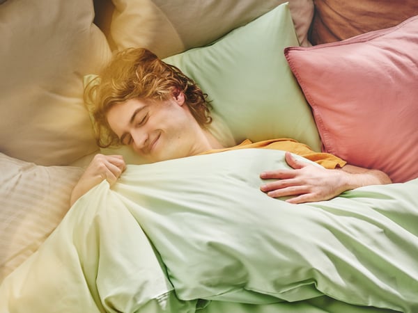 A light green ÄNGSLILJA duvet cover and pillowcase in the bedroom