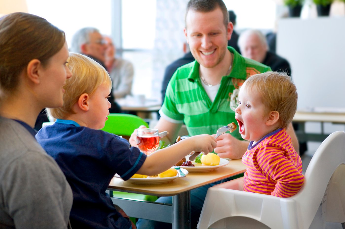 Famille qui mange des boulettes au restaurant suédois