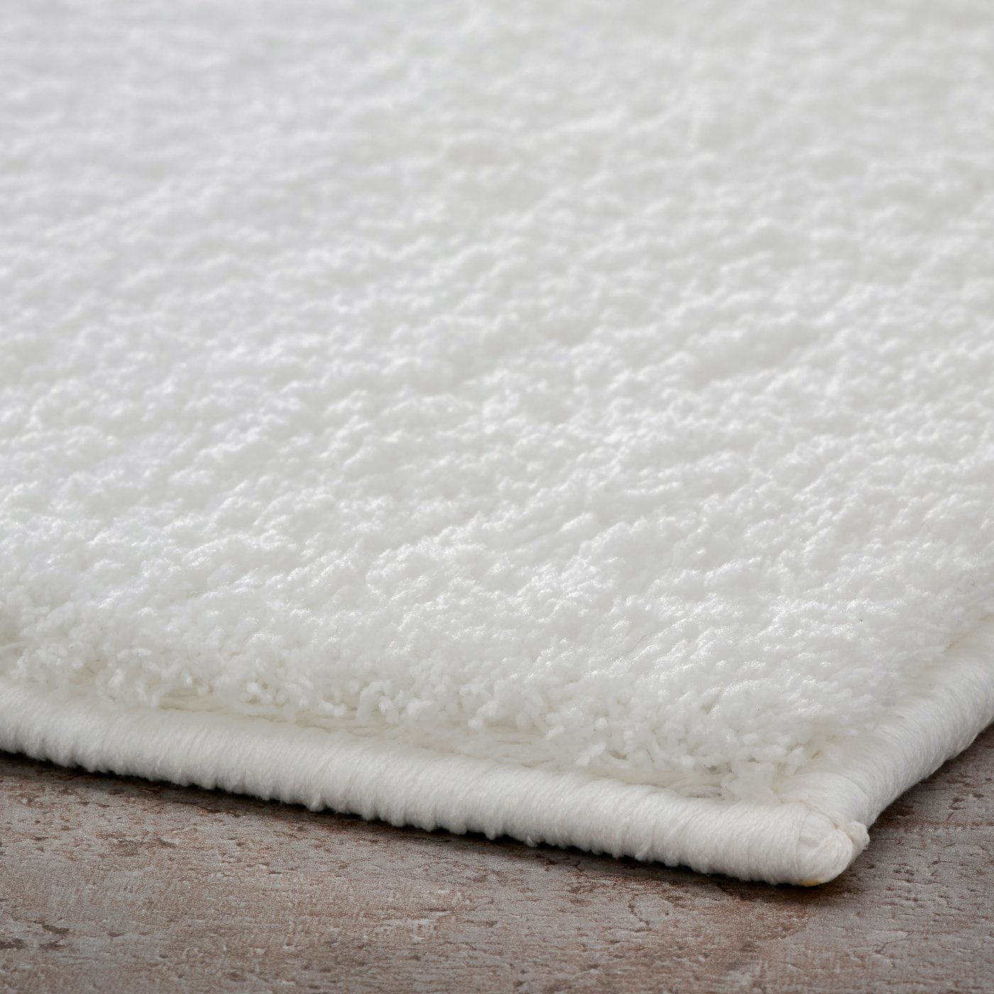 Un tapis de bain BACKMÅRA blanc dans la gamme NA
