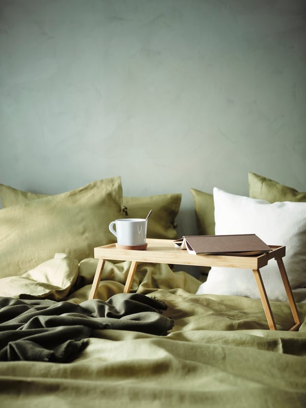 A dark green ODDRUN throw in the bedroom