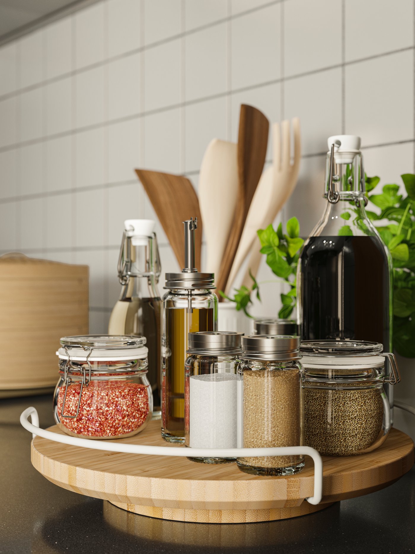 Pyörivällä APTITLIG-tarjottimella on KORKEN-pullo ja erikokosia KORKEN-purkkeja.