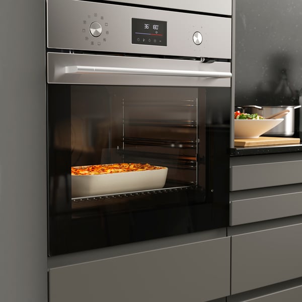 Een kleurrijke gratin in een witte keramische schaal bakt in een roestvrijstalen oven uit de FRILLESBO serie.