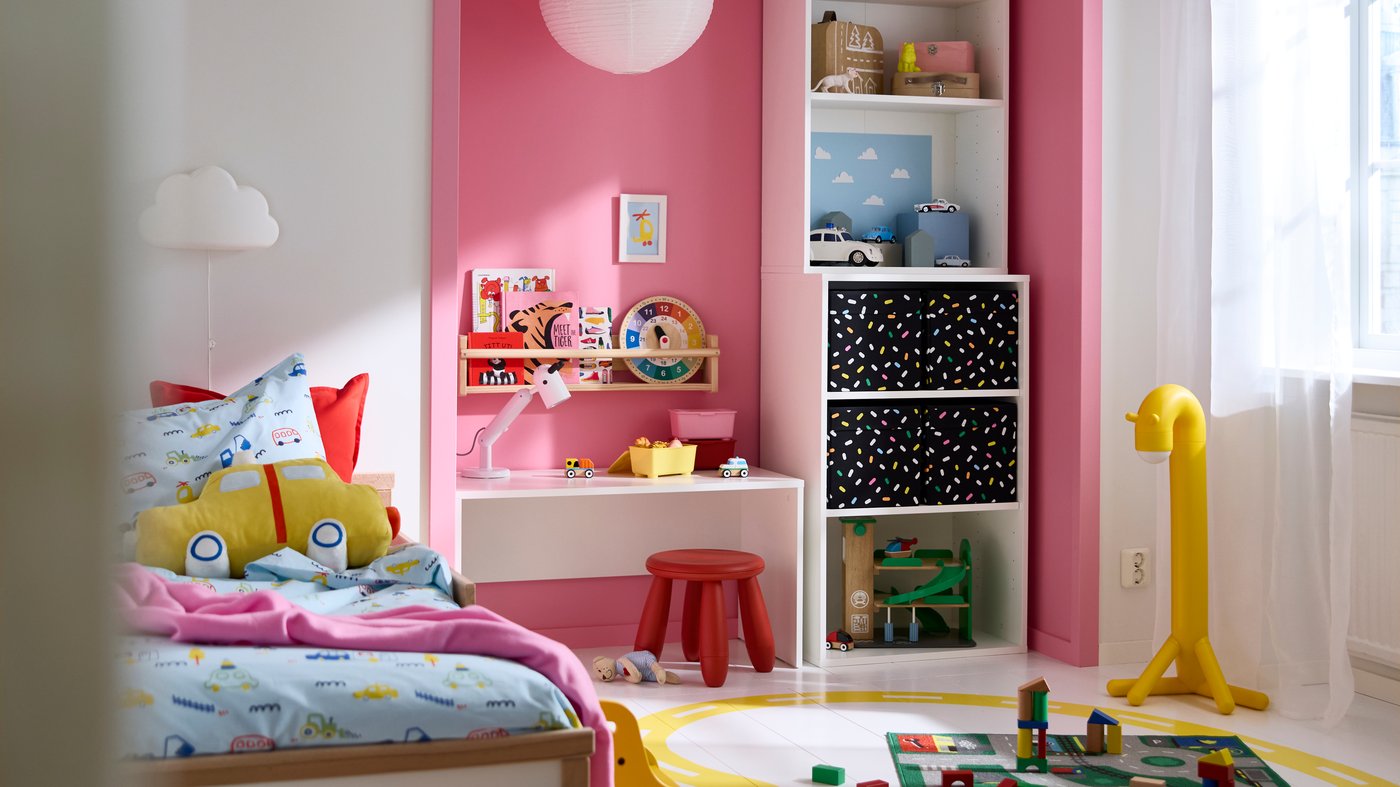 Cama SNIGLAR en un dormitorio juvenil, se ve una estructura LASTARE con cajas de almacenaje